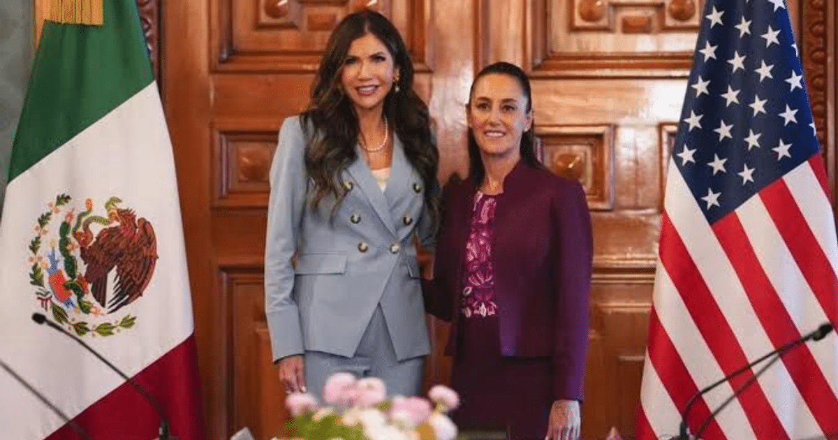 Claudia Sheinbaum y Kristi Noem en reunión bilateral en Palacio Nacional con banderas de México y EE.UU.