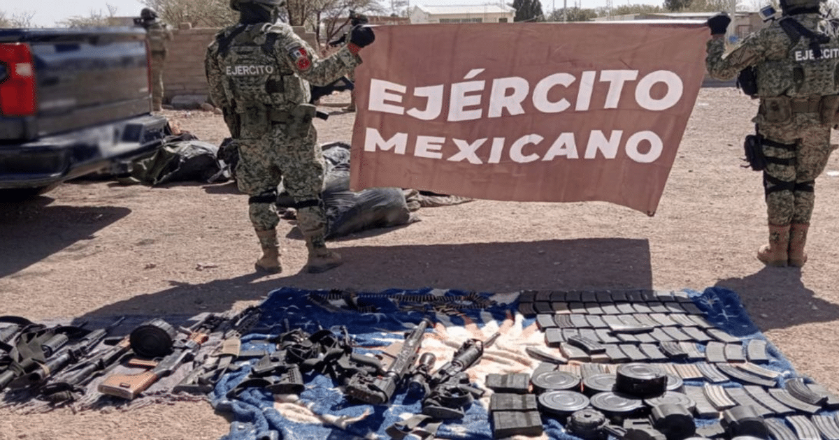 Soldados del Ejército Mexicano con pancarta y decomiso de armas en Moris, Chihuahua