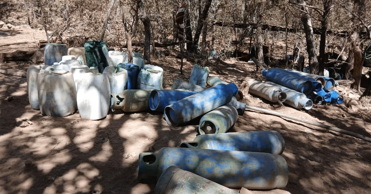 Recipientes de plástico en el suelo de un área boscosa, relacionados con un laboratorio clandestino en Zacatecas.