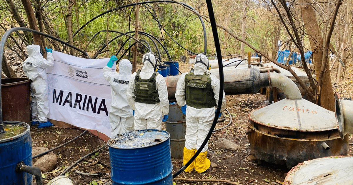 Personal de la Marina de México en operativo contra laboratorios clandestinos en Culiacán y Cosalá