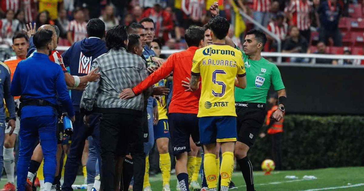 Árbitro mostrando tarjeta roja en el Estadio Akron durante una discusión en el partido Guadalajara vs América.