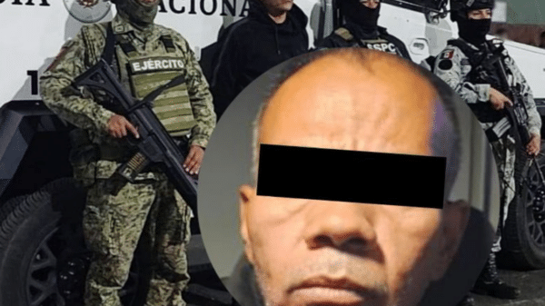 Fuerzas armadas posando frente a un vehículo durante la detención de un operador criminal en la Ciudad de México.