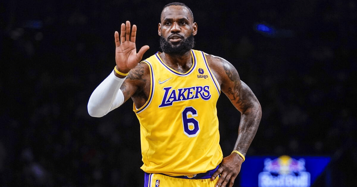 LeBron James en uniforme amarillo de los Lakers, número 6, en acción durante un partido de la NBA.