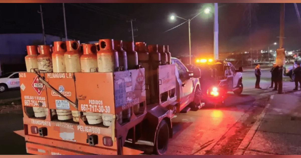Camión de gas LP abandonado en Culiacán con patrulla policial y agentes de seguridad presentes.
