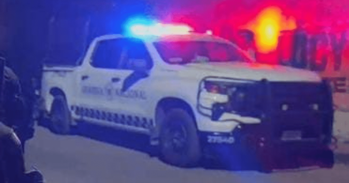 Camioneta de policía con luces de emergencia en Culiacán durante la noche