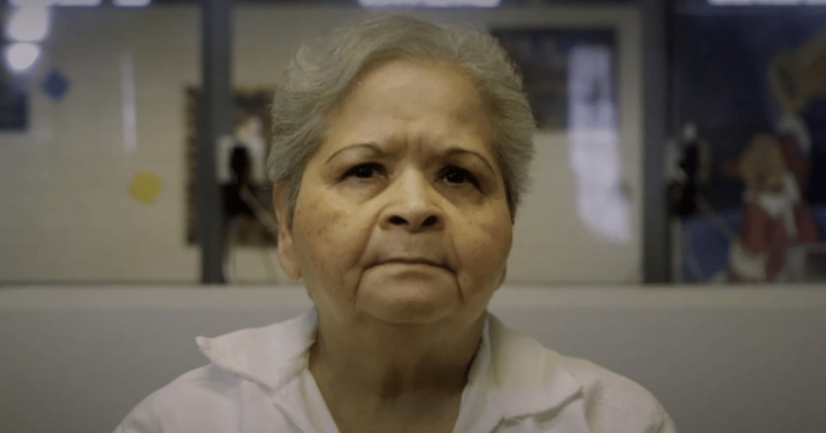 Retrato de una mujer mayor en el contexto del caso de Yolanda Saldívar