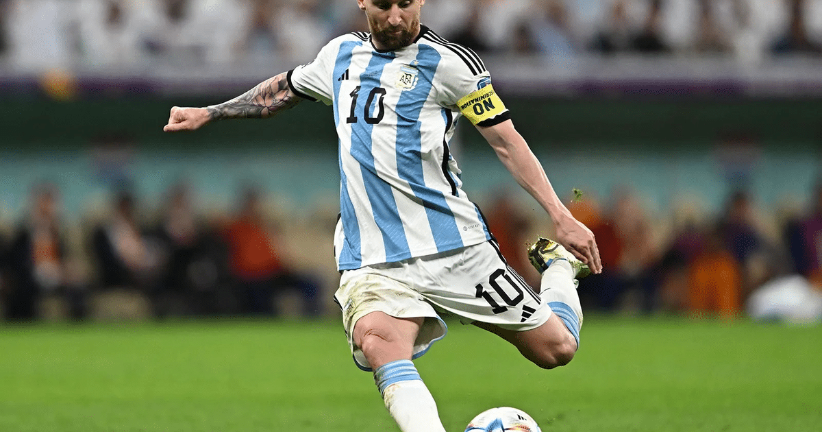 Jugador de fútbol con camiseta de rayas blancas y celestes número 10 en acción en el campo.