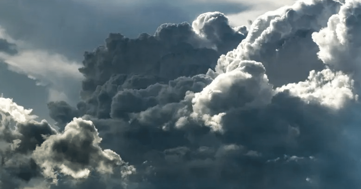 Cielo nublado con nubes grises en capas sobre Sinaloa, reflejando un clima inestable.