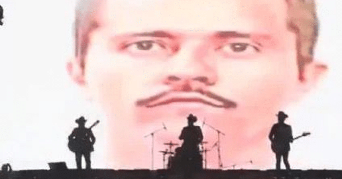 Siluetas de músicos frente a proyección de rostro en Auditorio Telmex