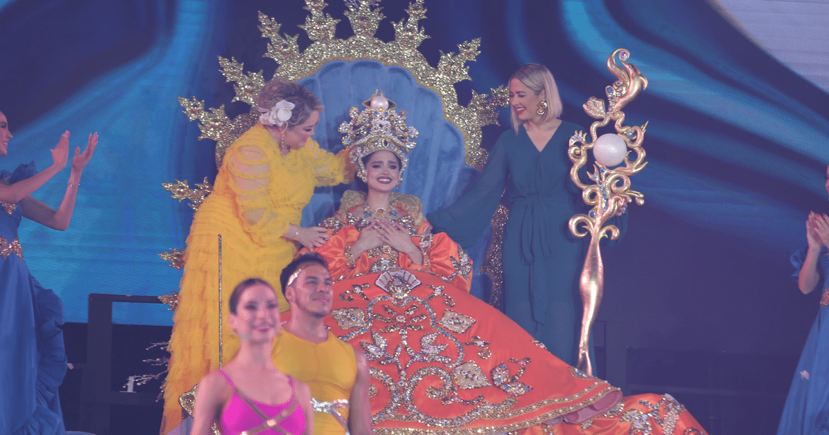 Mujer en trono adornado durante coronación en el Carnaval de Mazatlán