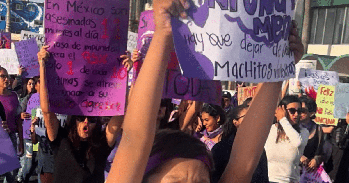 Manifestación feminista en Mazatlán con carteles sobre violencia de género y feminicidios.