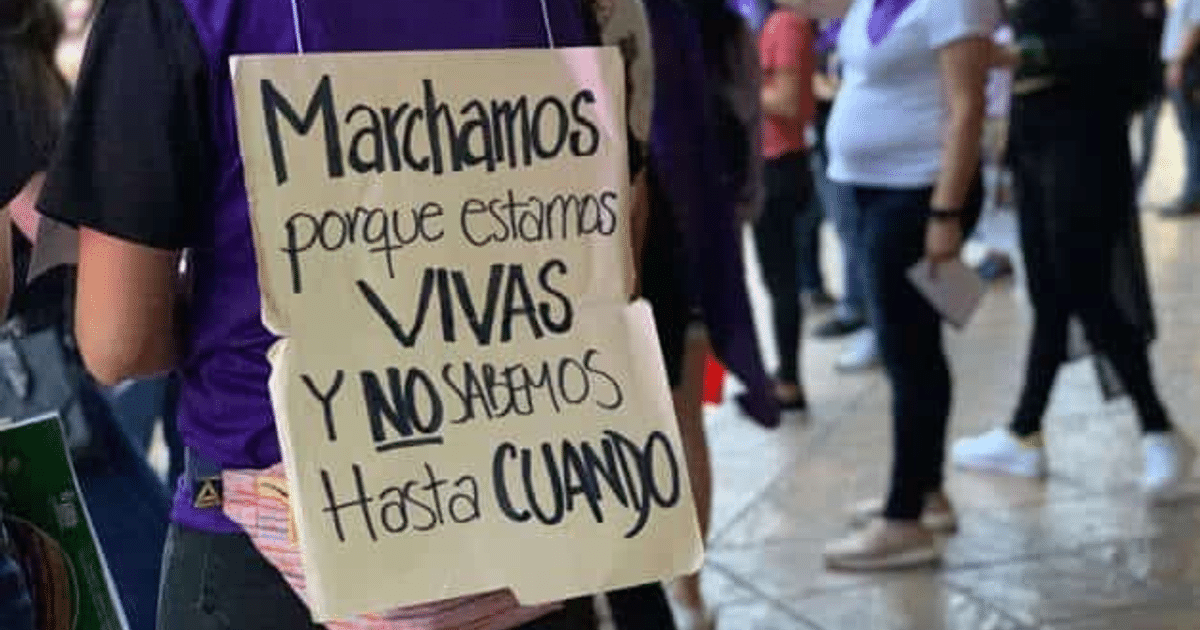 Persona en marcha feminista con cartel 'Marchamos porque estamos VIVAS Y NO SABEMOS hasta CUANDO' en Los Mochis.