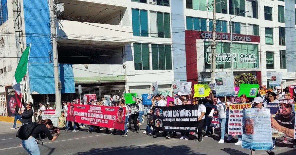 Manifestación en Culiacán con pancartas y bandera mexicana
