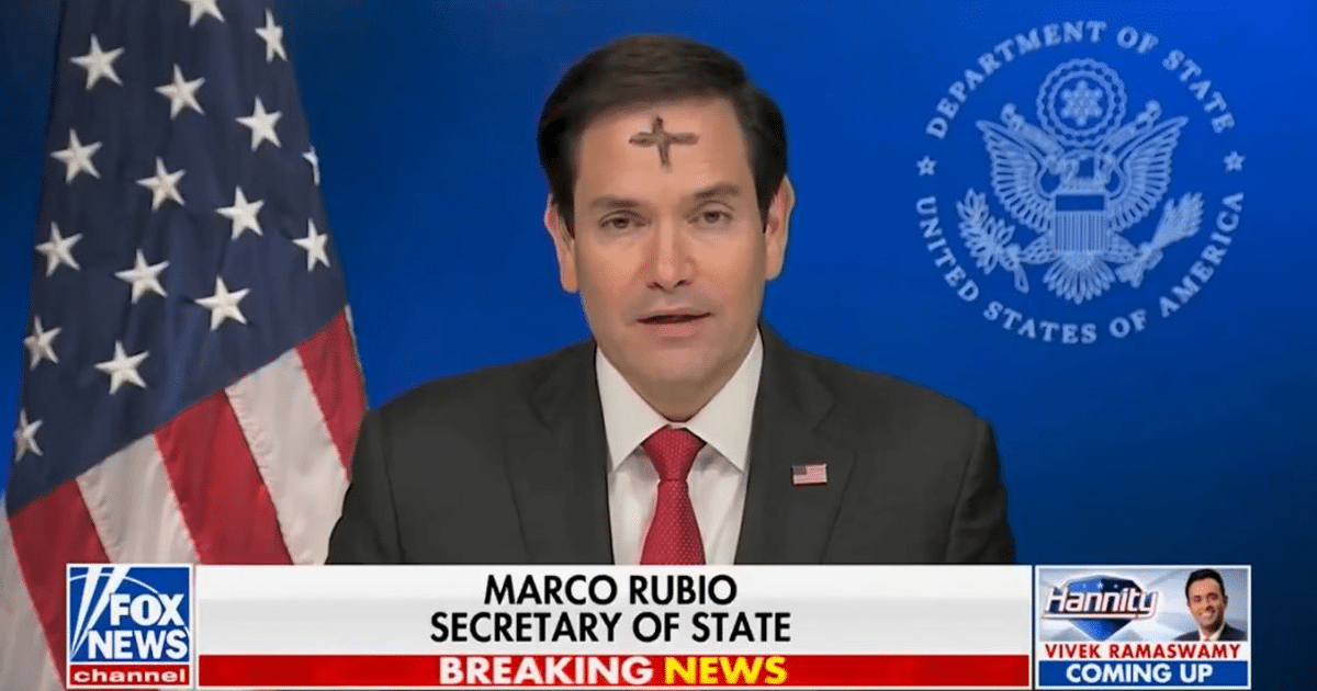 Marco Rubio con cruz de ceniza en la frente, emblema del Departamento de Estado y bandera de EE. UU.