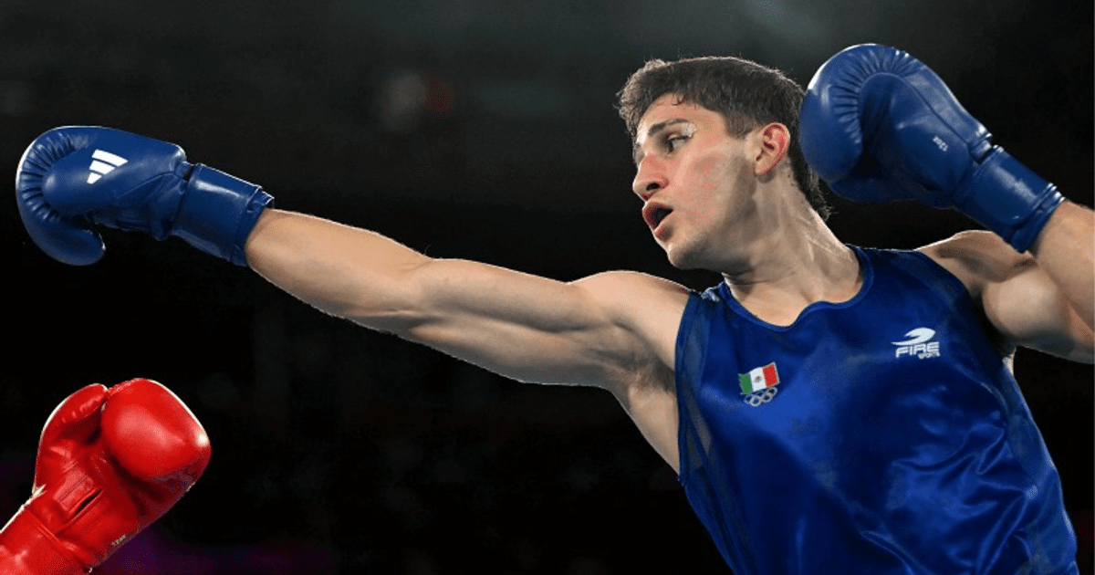 Boxeador Marco Alonso Verde lanzando un golpe en su debut profesional en Riad