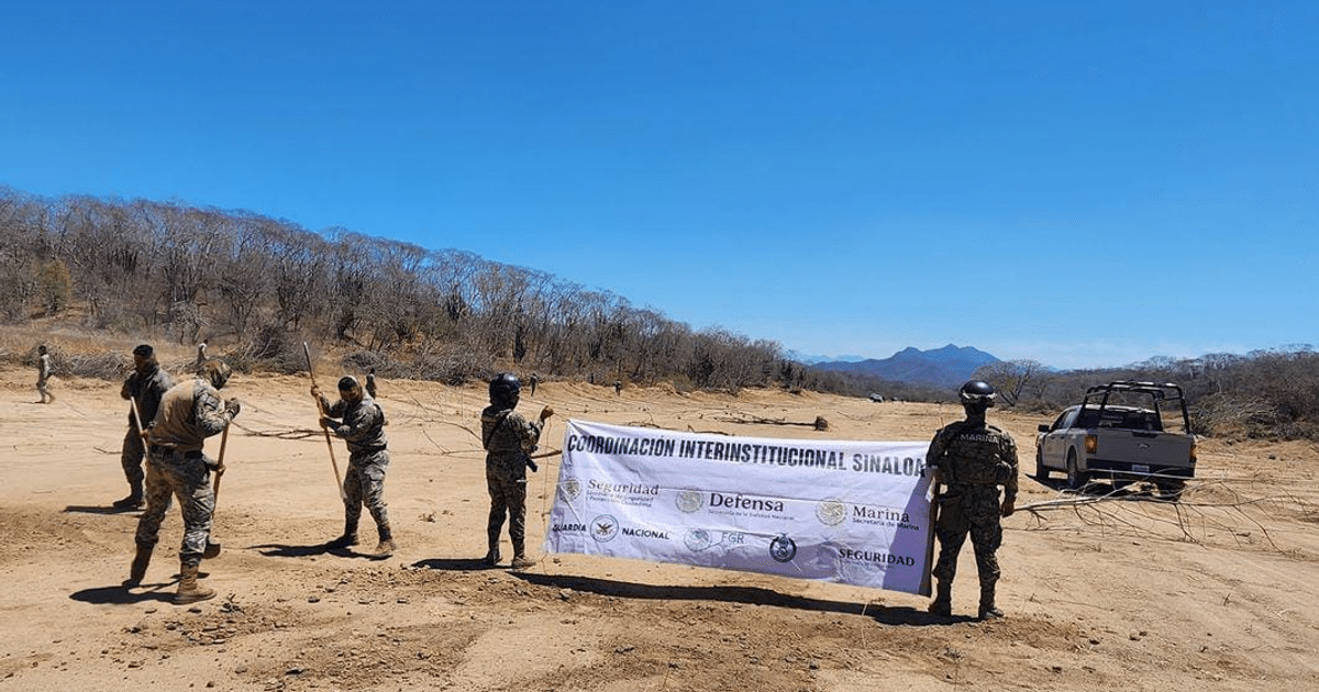 Militares en Sinaloa con cartel de coordinación interinstitucional en un paisaje desértico.