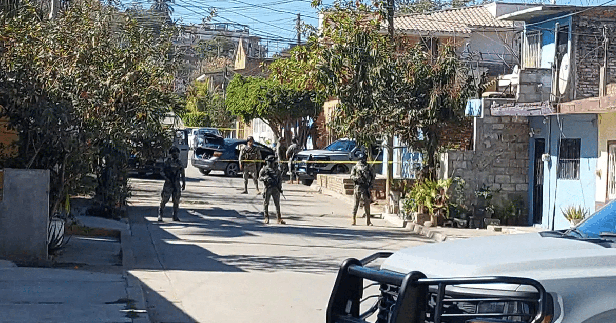 Operativo de seguridad en Mazatlán con agentes tácticos y área acordonada