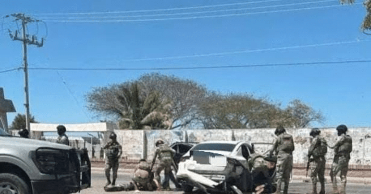 Soldados inspeccionan vehículo tras incidente armado en Mazatlán