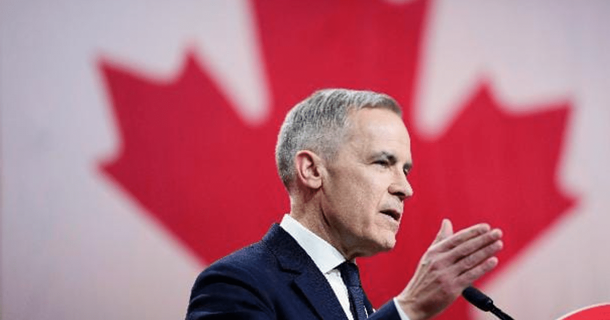 Mark Carney hablando en un evento con una hoja de arce roja de fondo, simbolizando el cambio de liderazgo en Canadá.