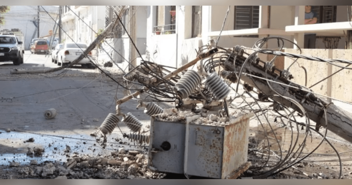 Escena de accidente eléctrico en Mazatlán con transformador dañado y cables caídos