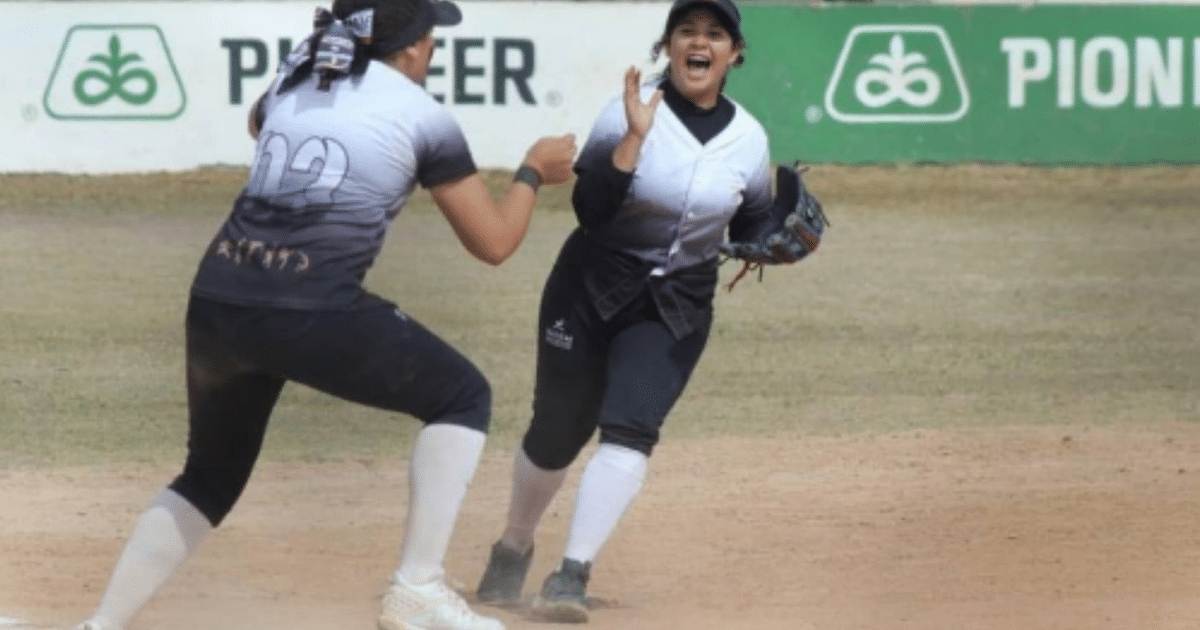 Jugadoras de softbol de Mazatlán celebrando en el campo con uniformes negro y gris.