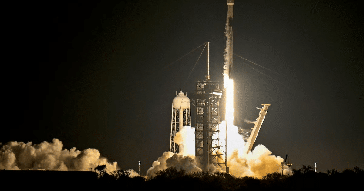 Lanzamiento nocturno de cohete en misión Athena