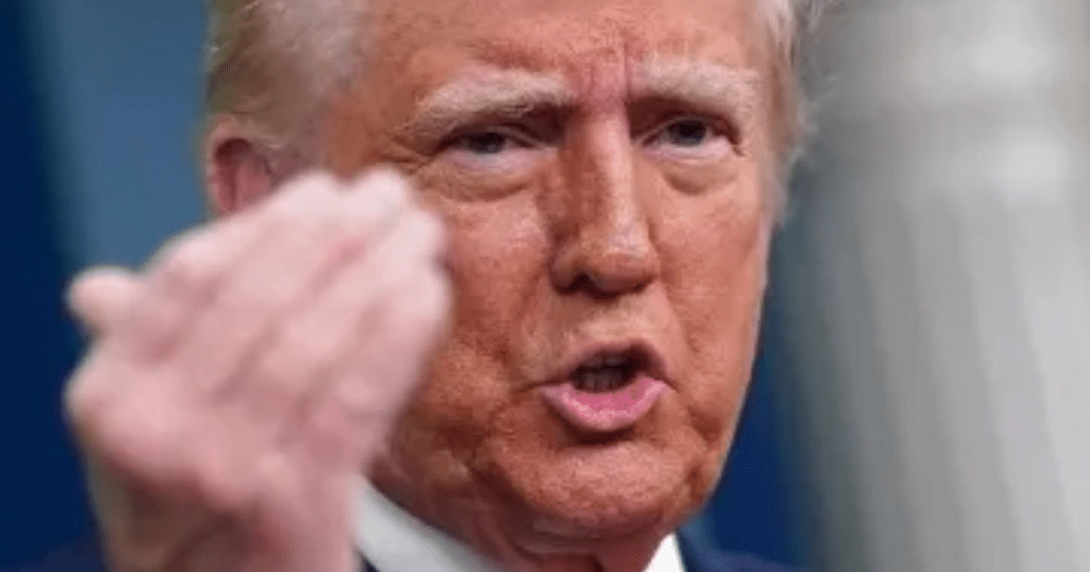 Operativos migratorios en frontera con agentes revisando documentos y dispositivos electrónicos.