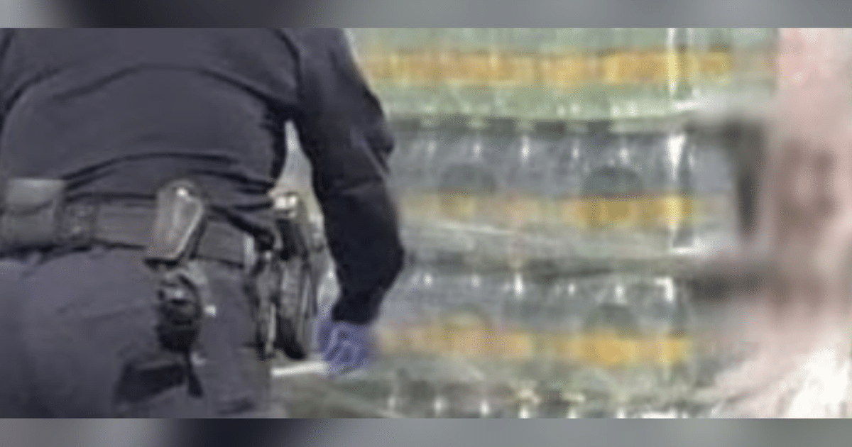 Operativo fronterizo en puente internacional con incautación de metanfetamina en botellas de agua.