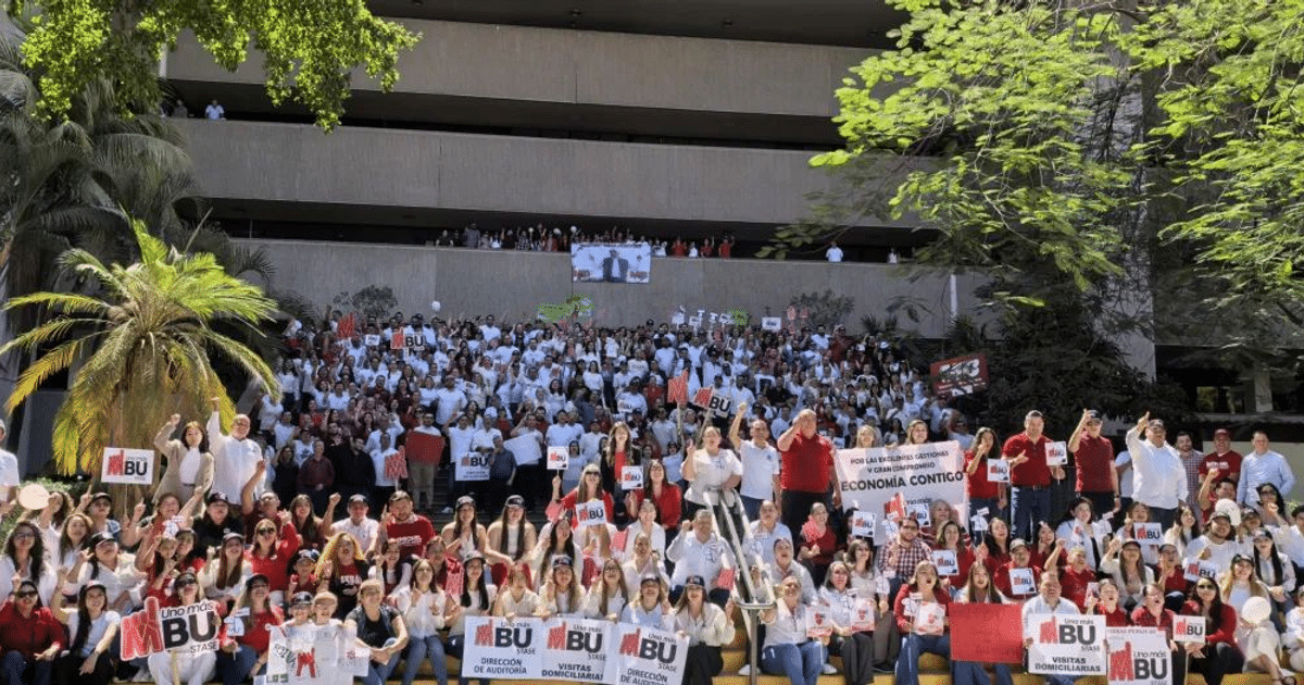 Multitud sindical en Culiacán apoyando la campaña 'Uno más' con pancartas y camisetas.