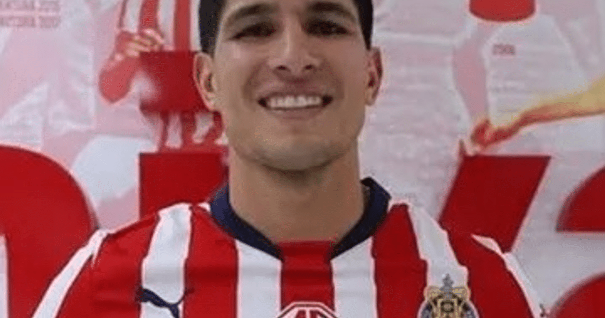 Jugador con camiseta de rayas rojas y blancas en contexto deportivo