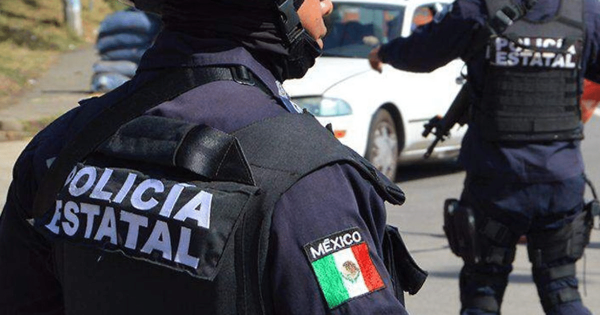 Oficial de la Policía Estatal de Sinaloa en operativo de rescate en Escuinapa