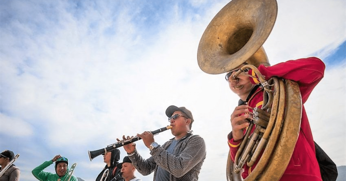 Músicos tocando instrumentos de viento al aire libre en Mazatlán, Sinaloa.