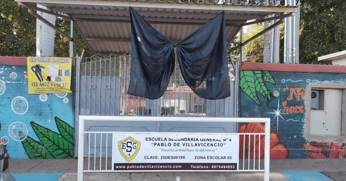 Entrada de la Escuela Secundaria General N° 4 con telón negro y mural colorido en Culiacán