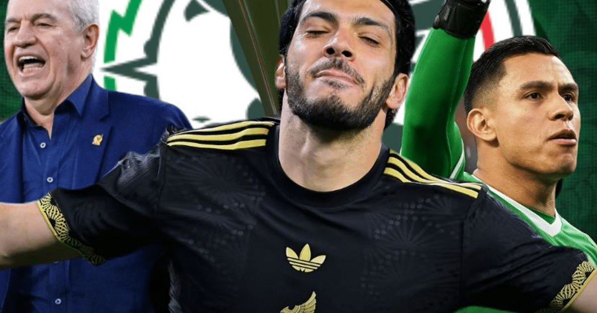 Hombres celebrando en un ambiente deportivo, posiblemente relacionado con el fútbol, con un hombre en chaqueta azul y jugadores en camisetas negras y verdes.