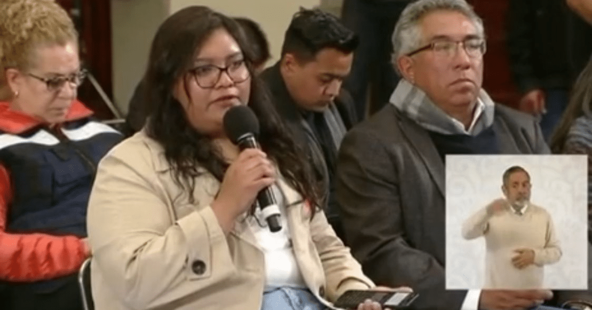 Mujer hablando en conferencia sobre filtros judiciales en México, con intérprete de lenguaje de señas.