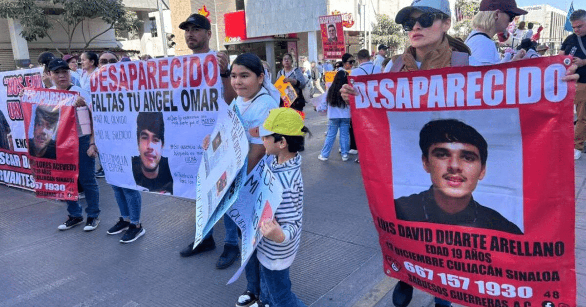 Protesta en Culiacán con carteles de personas desaparecidas