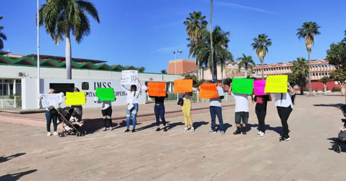 Manifestación de madres frente al Hospital IMSS por negligencia médica
