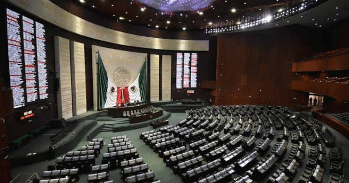 Salón de sesiones del Congreso con asientos, mesa central y pantallas, en el contexto de una reforma constitucional.