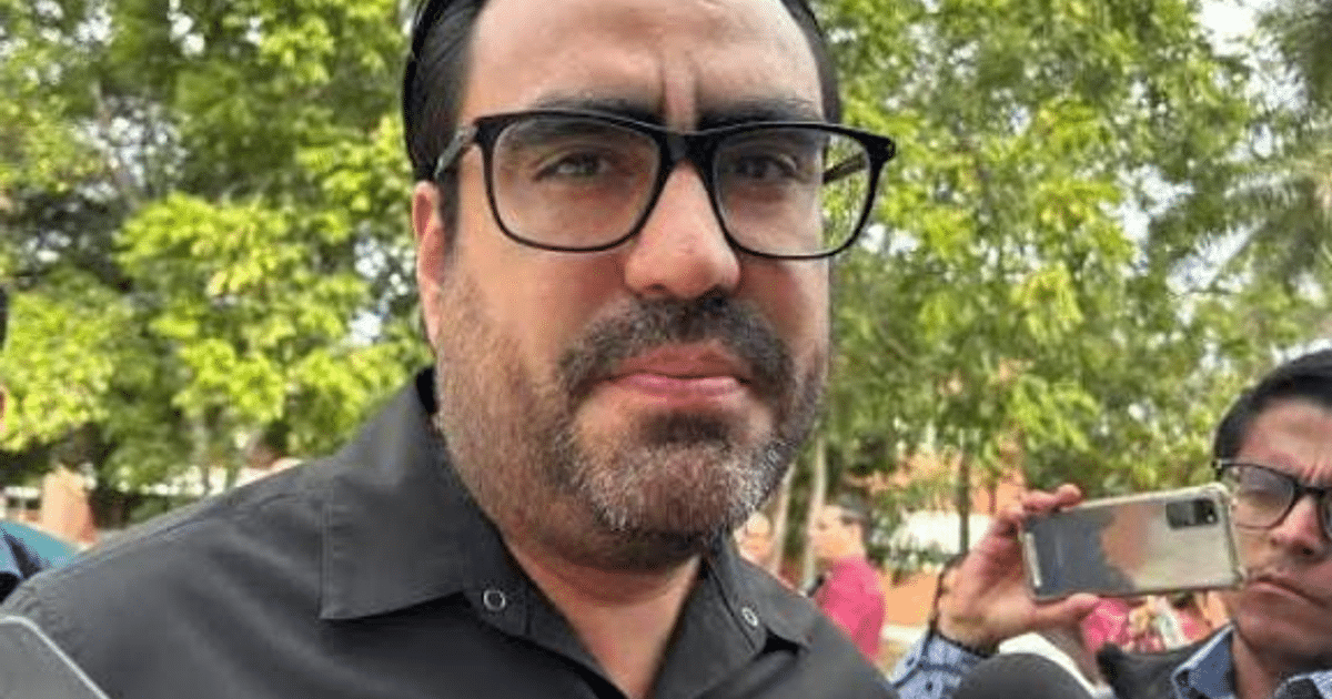 Persona al aire libre con árboles y otra persona detrás con un teléfono, relacionada con estrategias de seguridad en Culiacán.