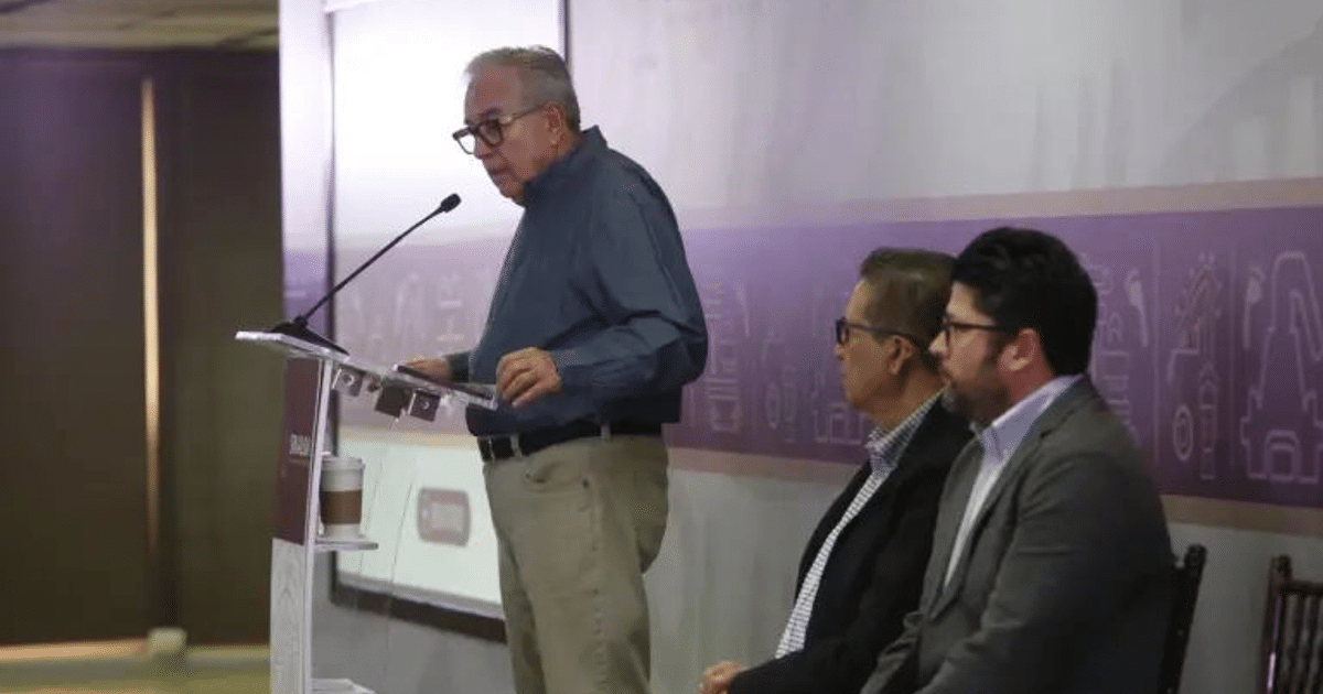 Hombre presentando en un podio sobre el nuevo hospital en Culiacán