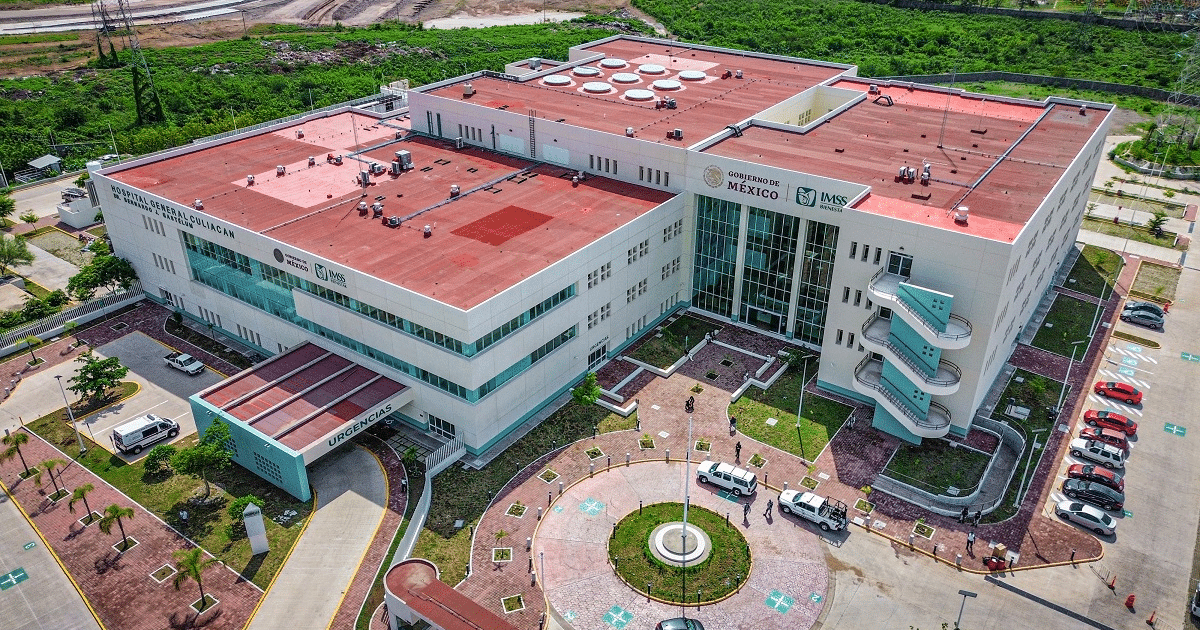 Vista aérea del Hospital General de Culiacán con diseño moderno y áreas verdes.