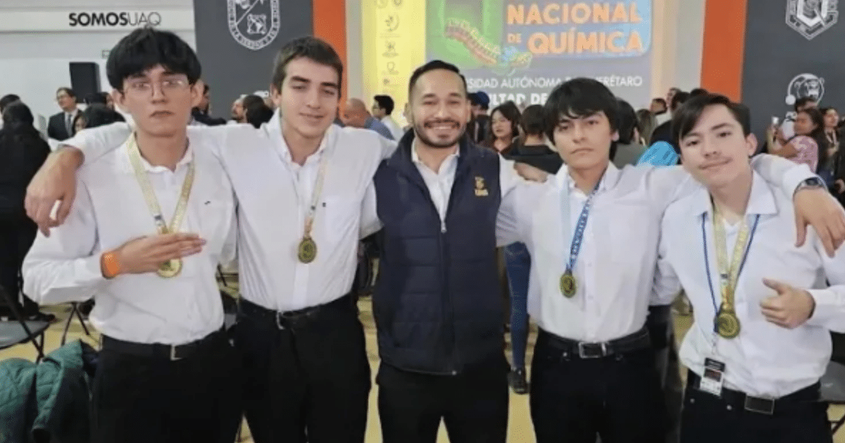 Grupo de jóvenes con medallas en la Olimpiada Nacional de Química 2025