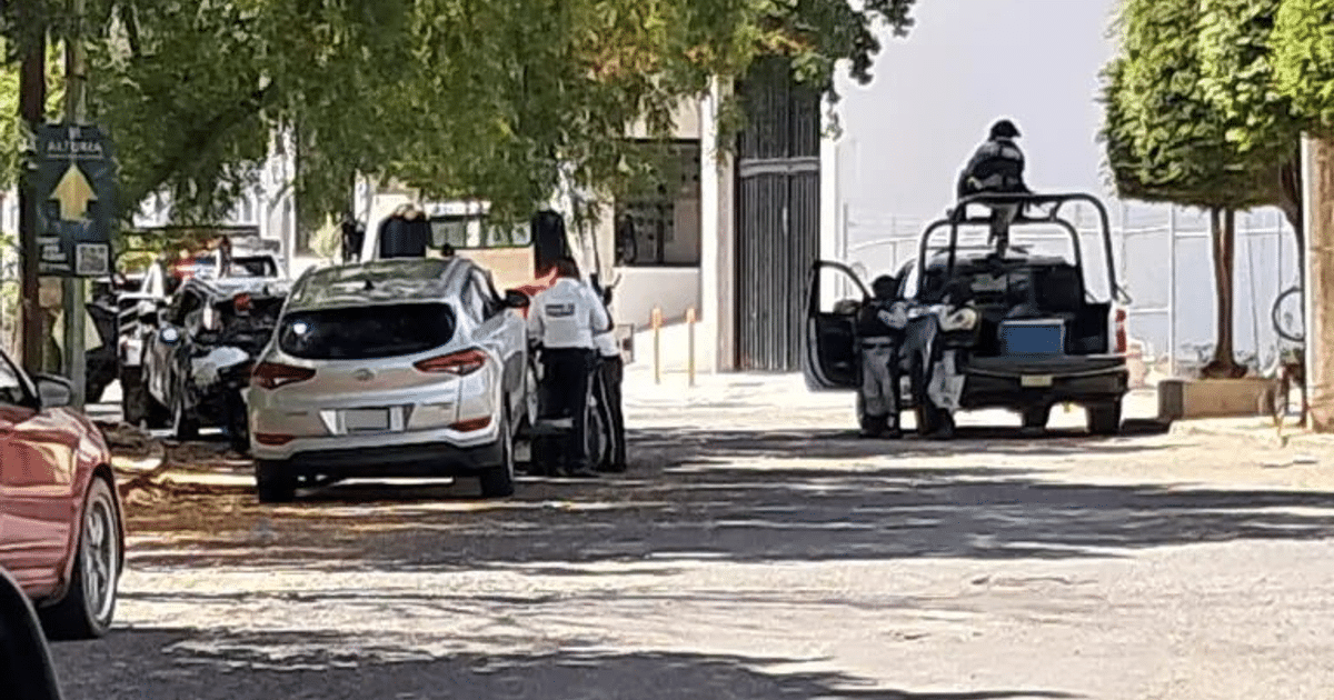 Operativo policial en Culiacán con vehículos de policía y agentes en acción