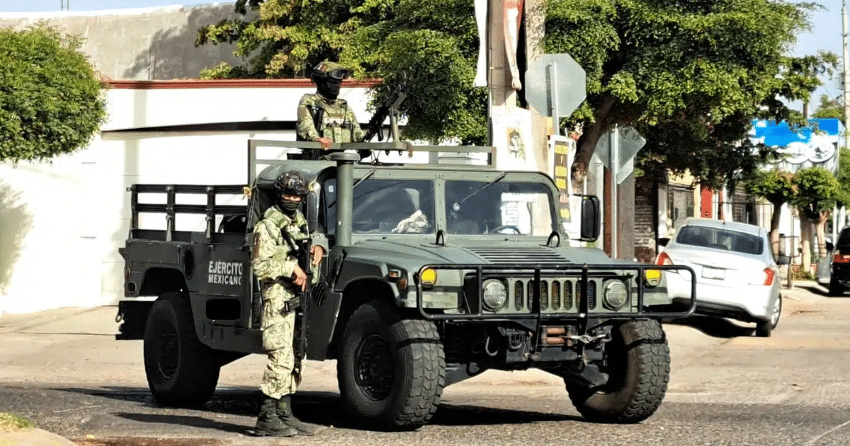 Vehículo militar con soldados en operativo de seguridad en Imala, Culiacán.