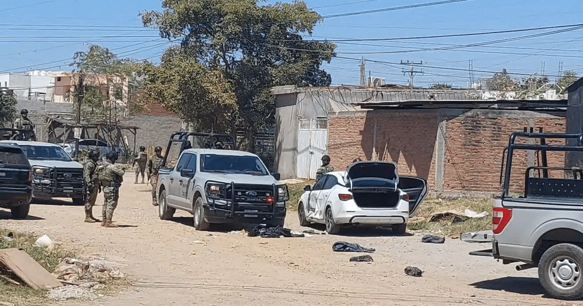 Operativo de seguridad en Mazatlán con vehículos y soldados en una calle urbana.