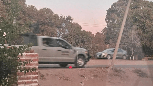 Carretera en Ahome con vehículos en movimiento durante operativo de seguridad