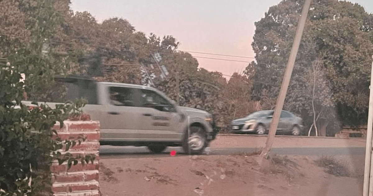 Carretera en Ahome con vehículos en movimiento durante operativo de seguridad