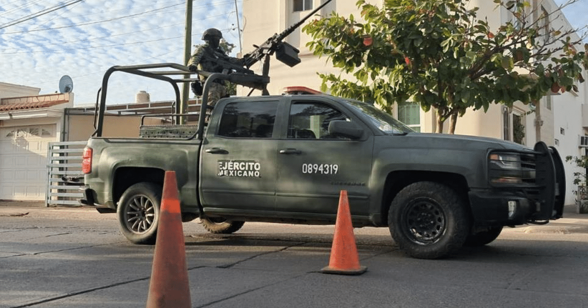 Camioneta del Ejército Mexicano con soldado armado en operativo de seguridad en Culiacán