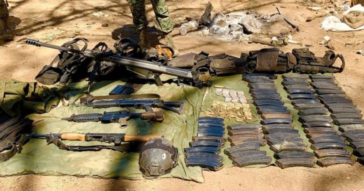 Armas y equipo militar decomisados en operativo de Mazatlán, incluyendo rifles y municiones sobre una lona.