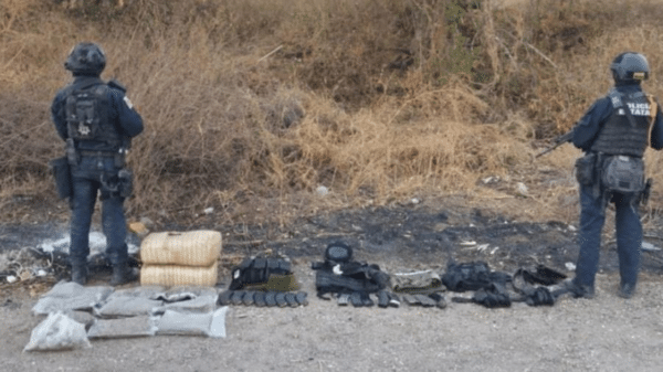 Agentes tácticos en operativo policial en Guamúchil con equipo incautado en el suelo